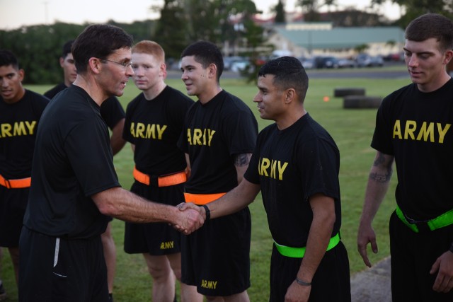 Secretary of the Army greets Tropic Lightning Soldiers