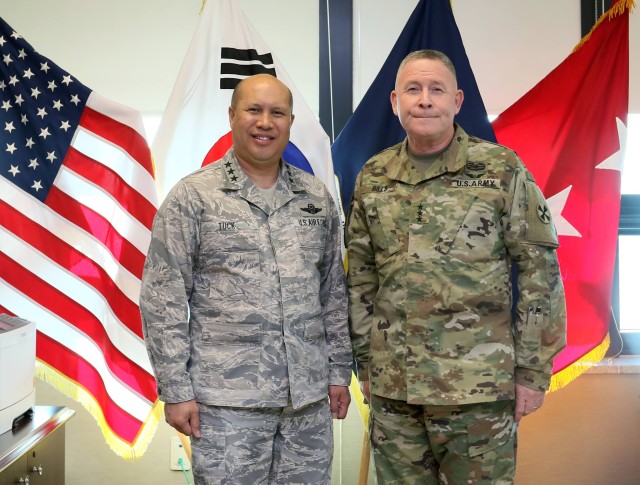 LTG Tuck Visits Eighth Army