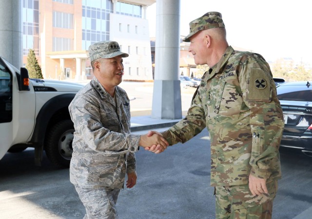 LTG Tuck Visits Eighth Army