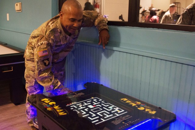 USO opens for Marne Soldiers