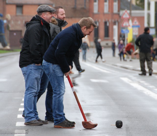 Participants play crossage in Chievres