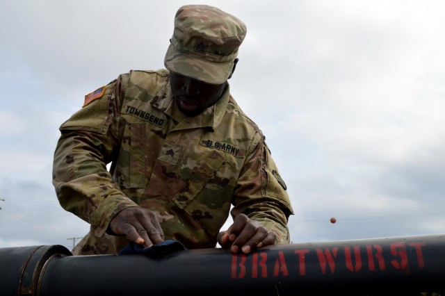 Cannon crewmembers prep howitzer for JRTC