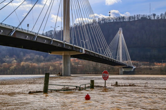 Ohio National Guard raises floodgates for its hometown