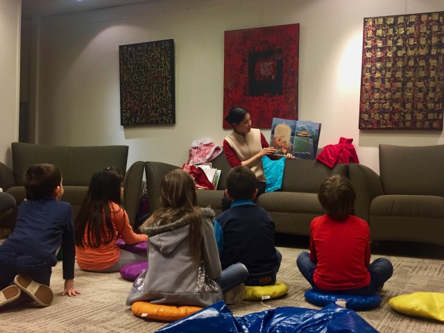 Lingse Wang reads to children