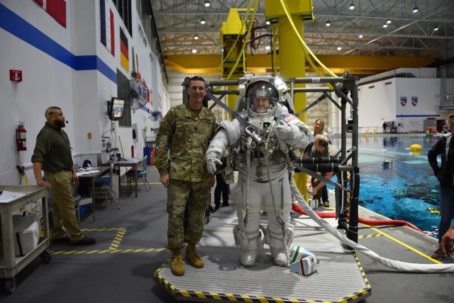 SMA visits Army Astronaut Detachment