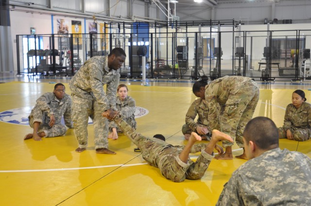 Soldiers train to fight enemies in tactical combatives course