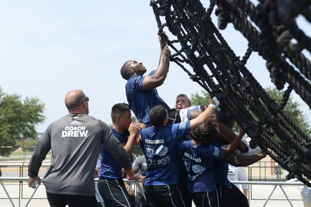 Fort Bliss BOSS Strong show teamwork at the Alpha Warrior course
