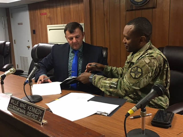 Fort Polk signs IGSA with Leesville that strengthens Army readiness