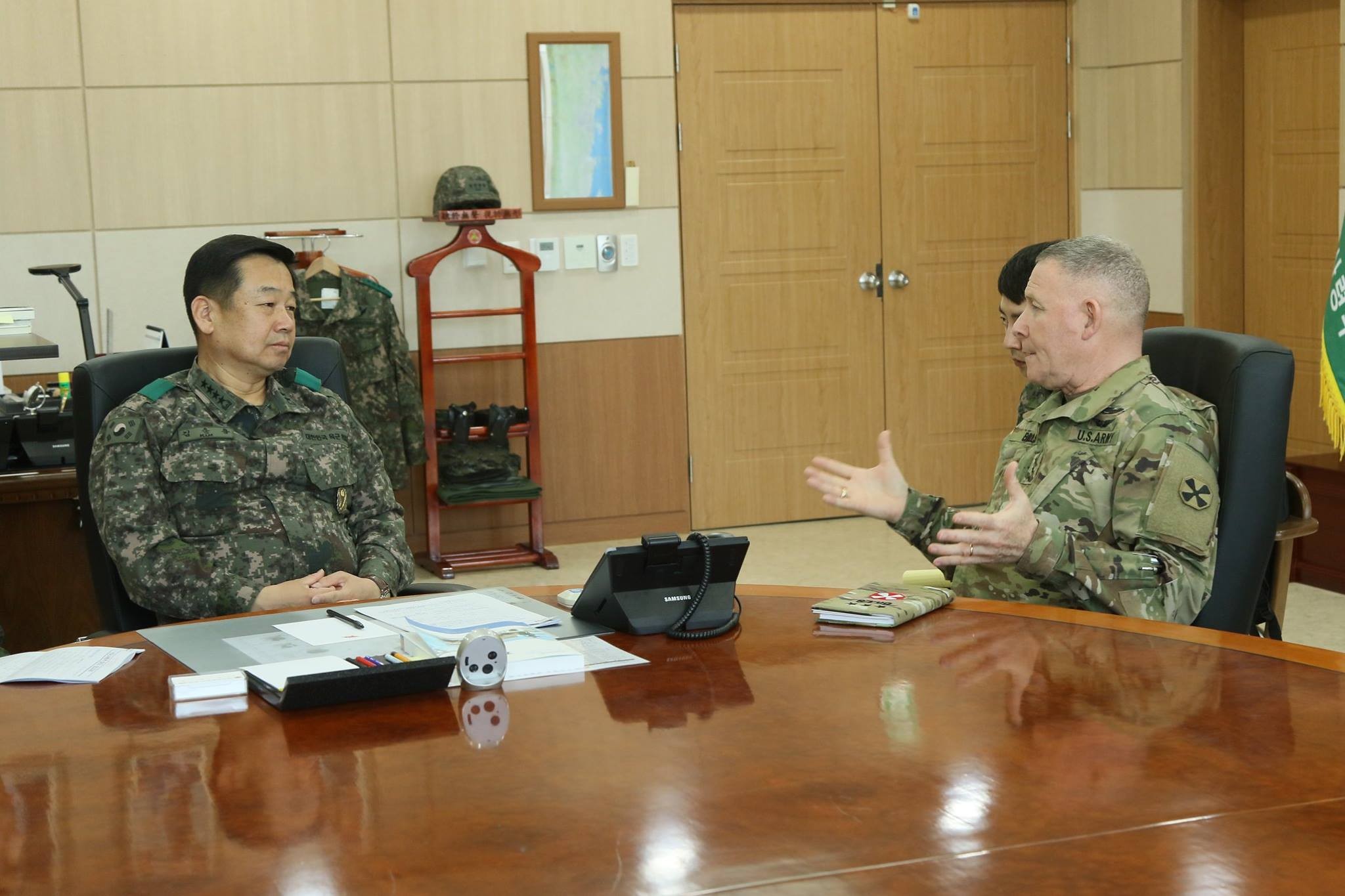 LTG Michael A. Bills meets with the 2501st Digital Liaison Detachment ...