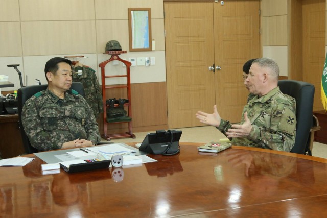 LTG Michael A. Bills meets with the 2501st Digital Liaison Detachment