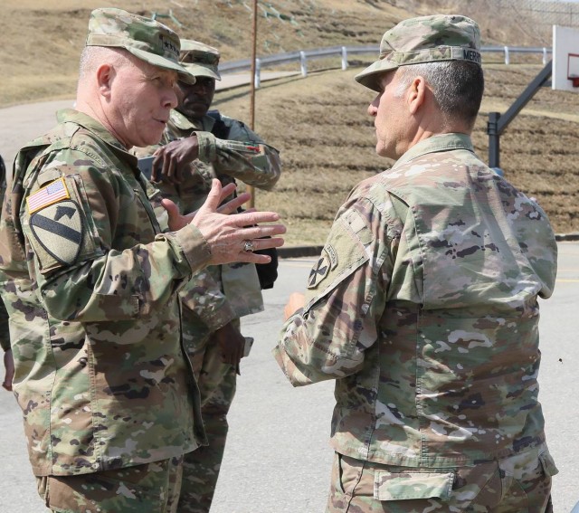 LTG Michael A. Bills meets with the 2501st Digital Liaison Detachment