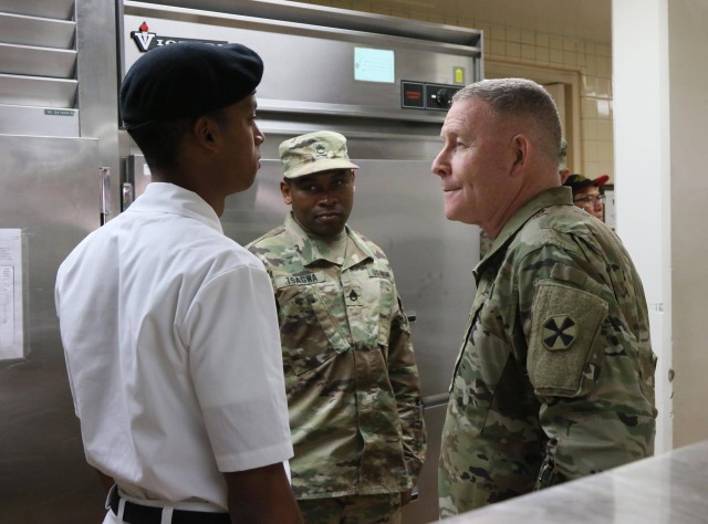 LTG Michael A. Bills meets with the 2501st Digital Liaison Detachment