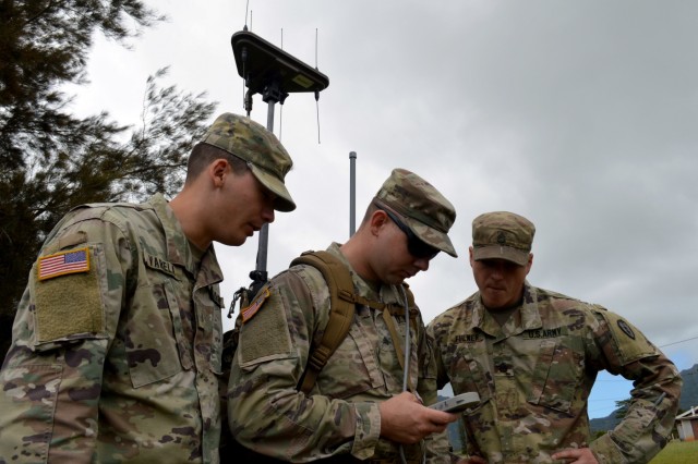 Electronic warfare Soldiers train with radio direction finding system