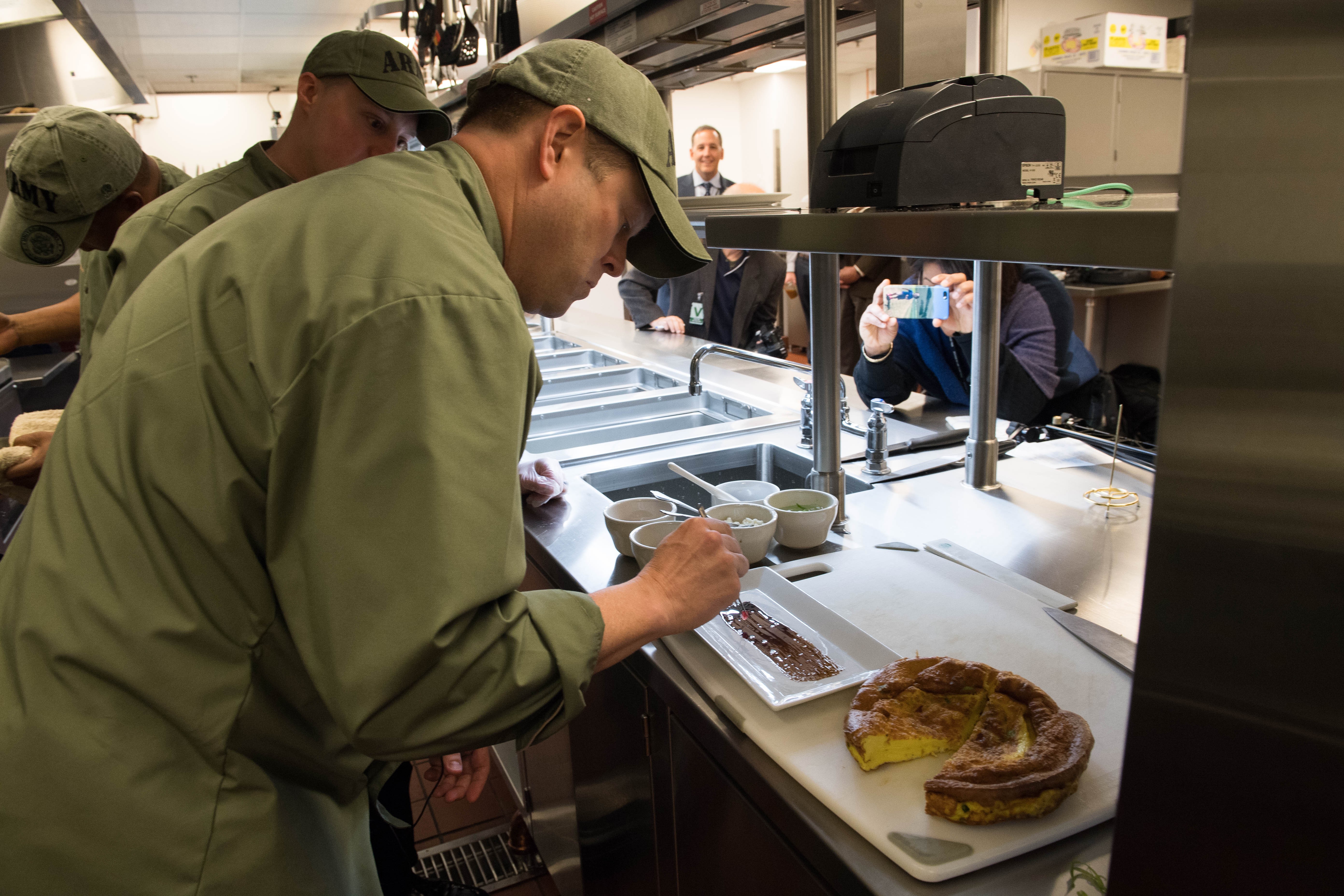 Celebrity Chef Robert Irvine Army Under Secretary Mccarthy Square Off In Cooking Challenge