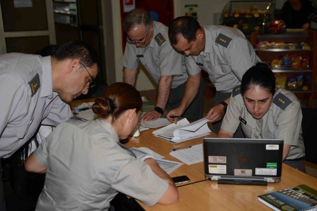 Soldiers from the Chilean Army participate in Vector Control Excercise