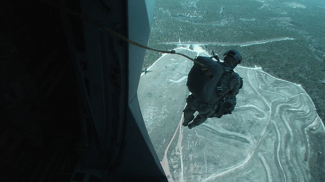 Airborne test NCOs mitigate risk for new Radio Rucksack design
