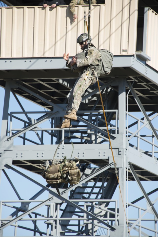 Airborne test NCOs mitigate risk for new Radio Rucksack design