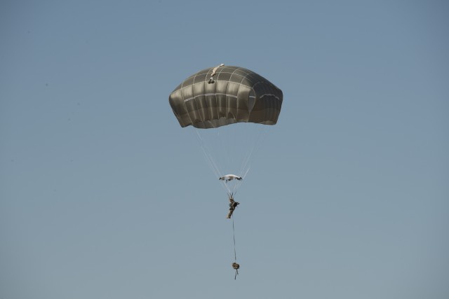 Airborne test NCOs mitigate risk for new Radio Rucksack design