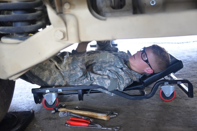 NCNG, Moldovan soldiers collaborate on Humvee maintenance