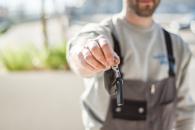 Mechanic hands back car keys