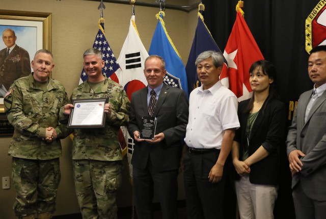 LTG Michael A. Bills presents the 2017 U.S. Army Pacific Level Safety Award
