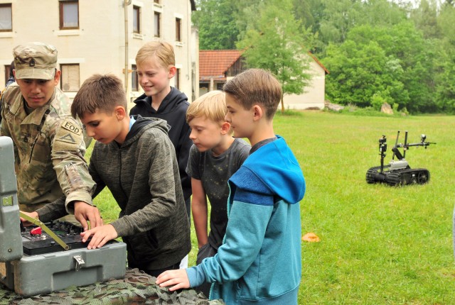 Hohenfels school children learn Army jobs   