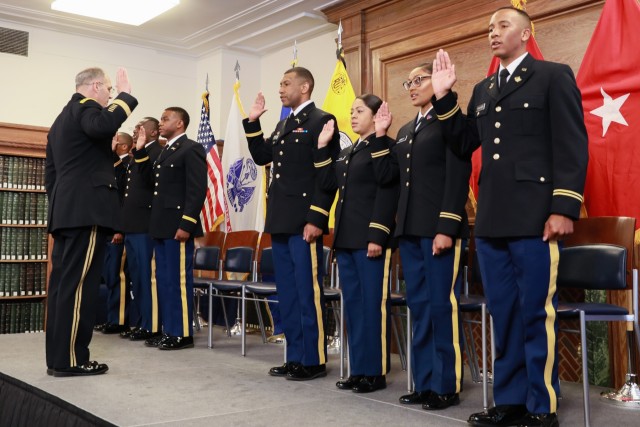 Four-star looks to oath to inspire next generation