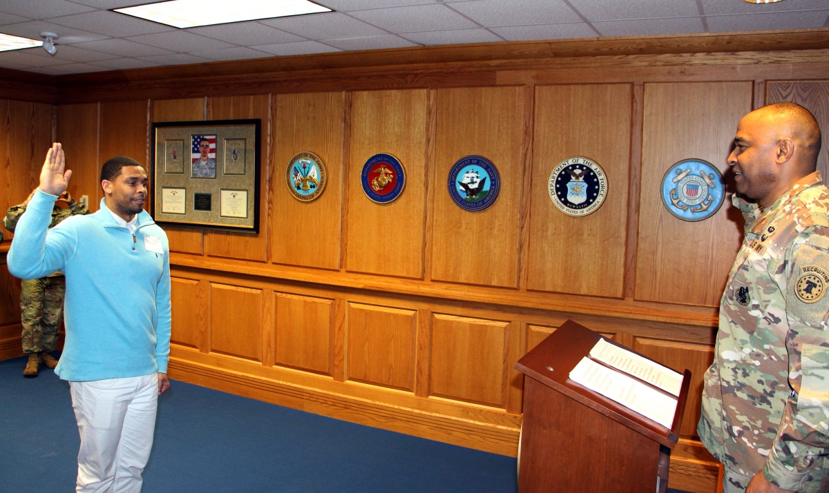 NFL prospect and general's son realizes desire to serve Article The