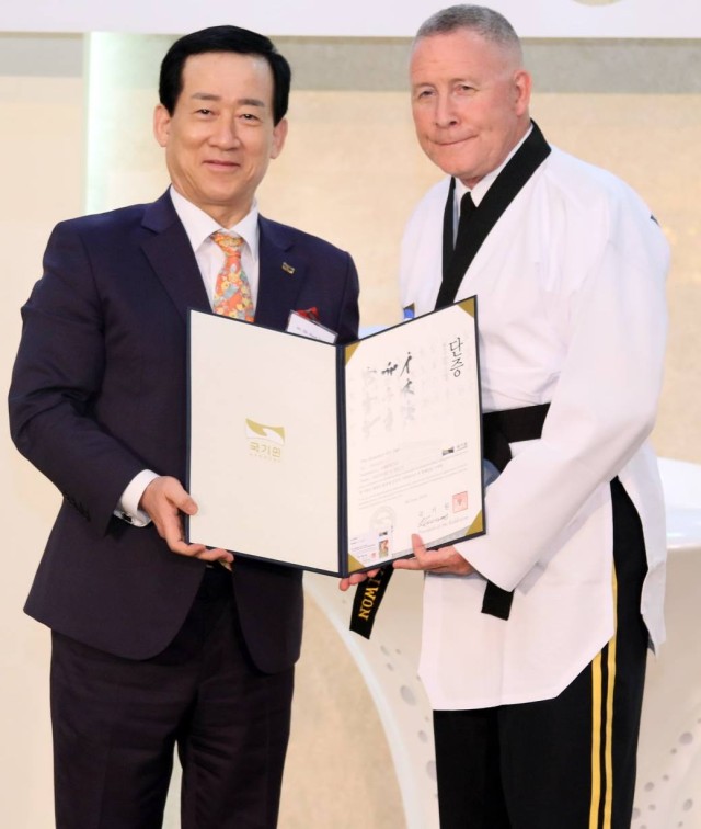 Eighth Army CG receives honorary Korean name