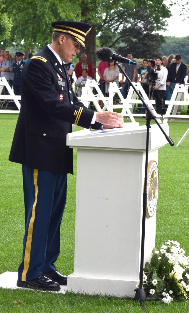 LTC Porter speaks during Memorial Day ceremony
