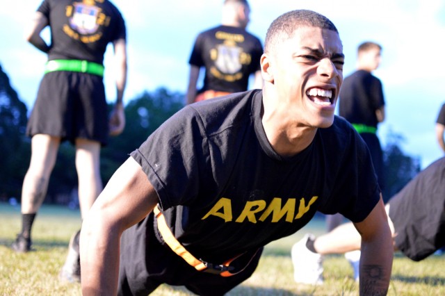 'Tropic Lightning' Soldiers conduct APFT for EIB