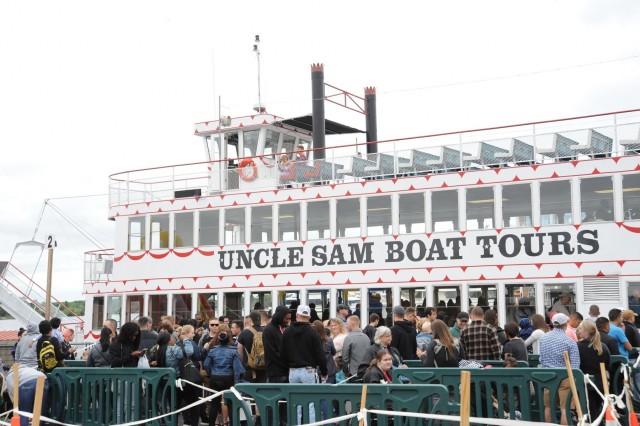 Fort Drum Soldiers, Families enjoy day at Alexandria Bay during Riverfest