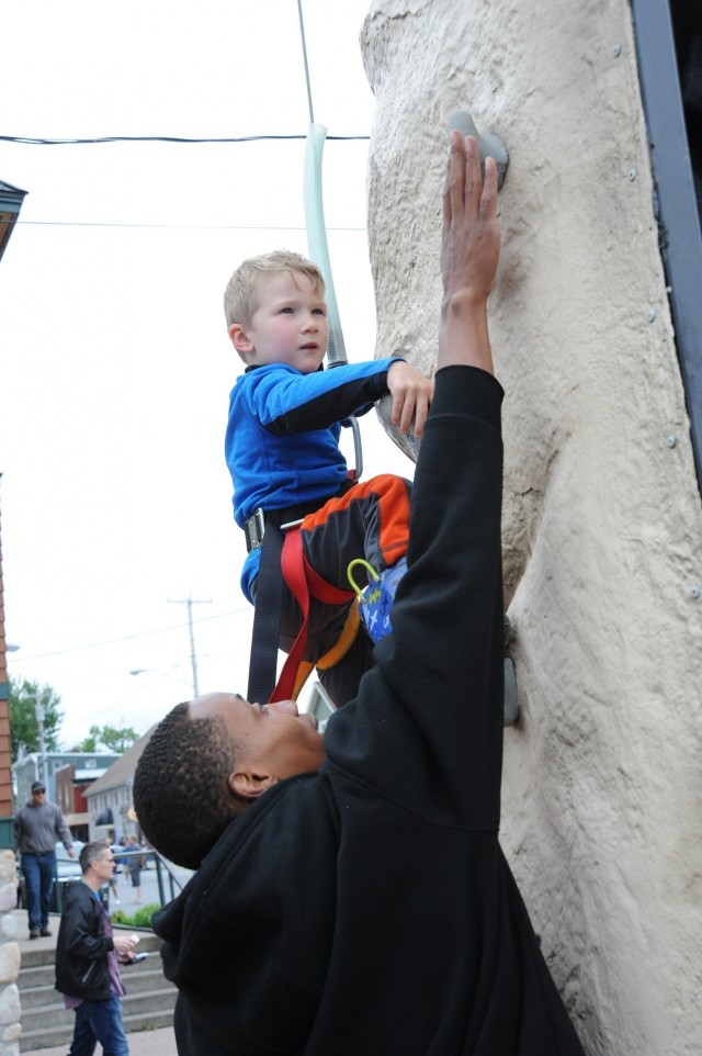 Fort Drum Soldiers, Families enjoy day at Alexandria Bay during Riverfest