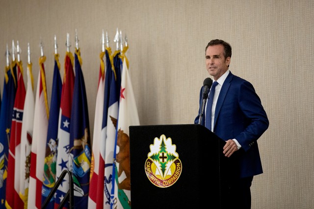 Bob Woodruff addresses the graduates