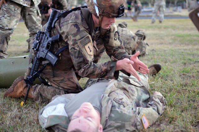 'Tropic Lightning' Soldiers conduct EIB ruck march