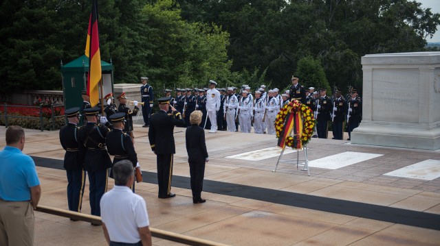 German Defense Minister visits Tomb of the Unknowns