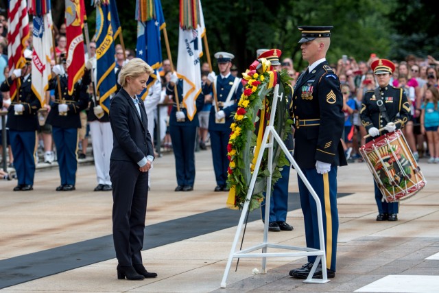 German Defense Minister visits Tomb of the Unknowns