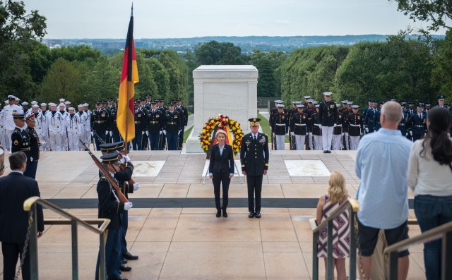 German Defense Minister visits Tomb of the Unknowns