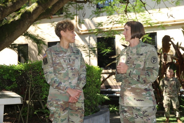 Army Surgeon General meets with Schofield Barracks Health Clinic commander