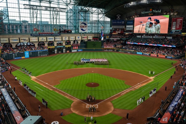 13th ESC Commanding General reenlists 100 Soldiers before Astros Game