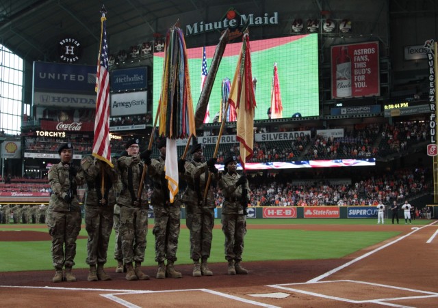 13th ESC Commanding General reenlists 100 Soldiers before Astros Game
