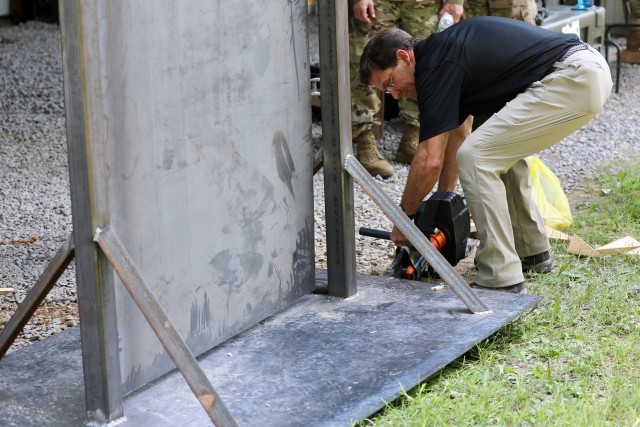 Secretary of the Army's visit to the 101st, Fort Campbell