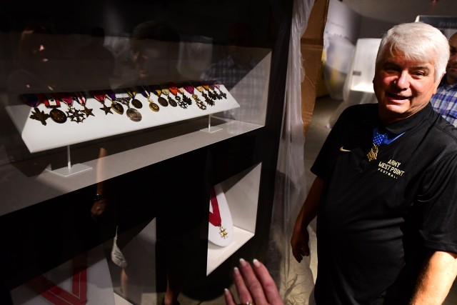 Medal of Honor recipient visits Fort Knox