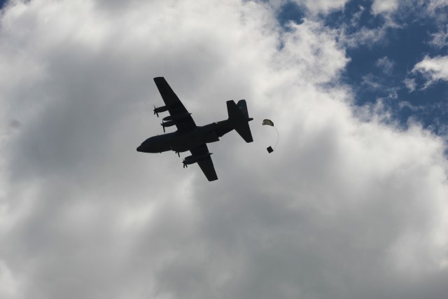 Airmen coordinate CDS airdrop during Patriot North 2018 ops at Fort McCoy