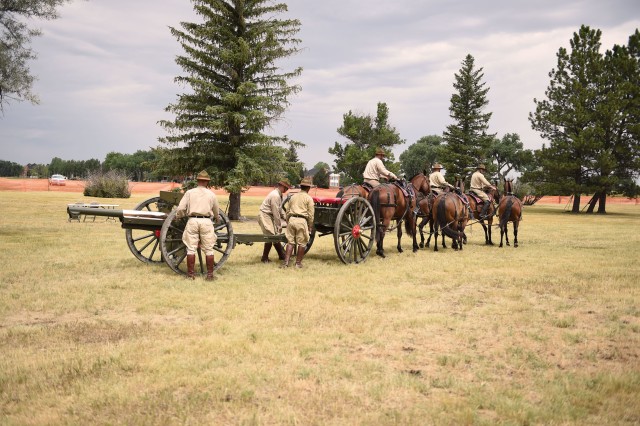 Mounted WWI artillery re-enactors thrill Wyoming audiences