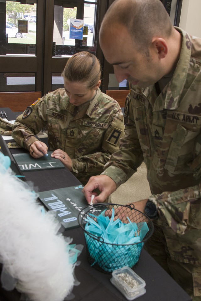 4th CAV MFTB Soldiers sign "I will" campaign pledges