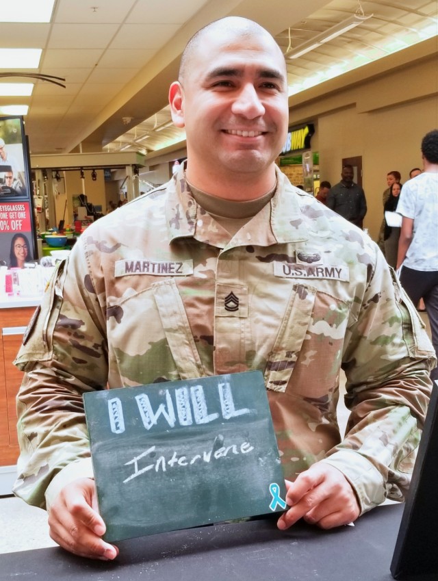 4th CAV MFTB Soldiers sign "I will" campaign pledges