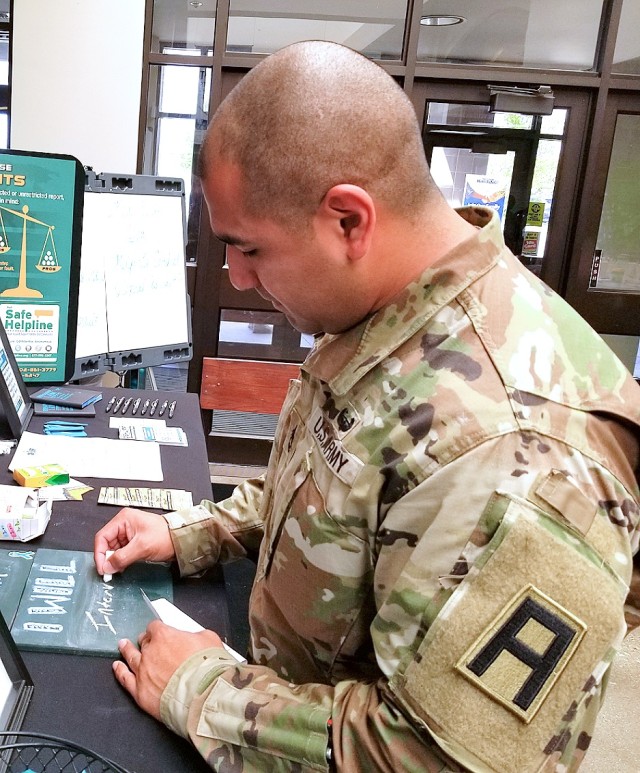 4th CAV MFTB Soldiers sign "I will" campaign pledges