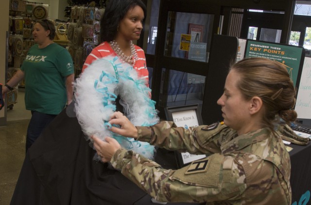 4th CAV MFTB Soldiers sign "I will" campaign pledges