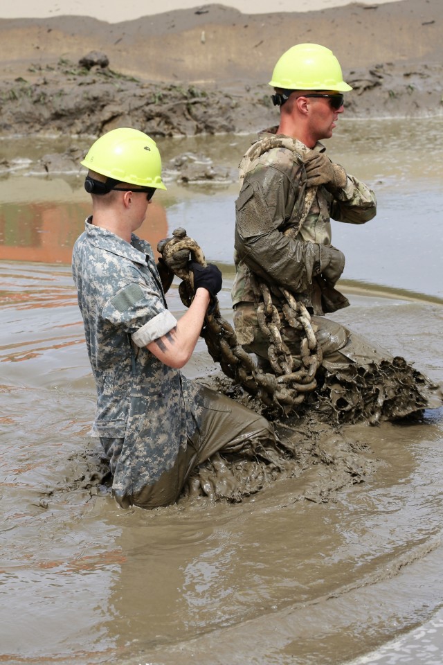 RTS-Maintenance students train in Tracked Vehicle Recovery Course at Fort McCoy